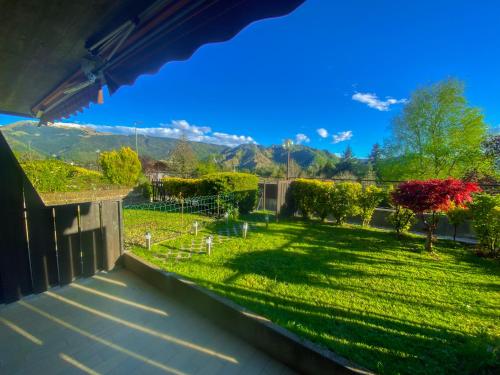 a view of a yard from a house at Villetta a schiera con giardino privato in Castione della Presolana