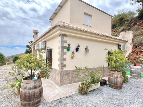 una casa con dos grandes barriles delante de ella en Villa private pool La Herradura, en La Herradura