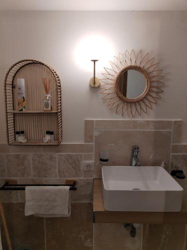une salle de bain avec un lavabo et un miroir dans l'établissement Saint-Tropez FLORIDA, à Saint-Tropez