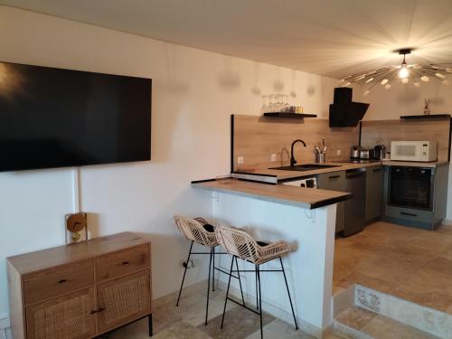 cocina con encimera y TV en la pared en Saint-Tropez FLORIDA, en Saint-Tropez