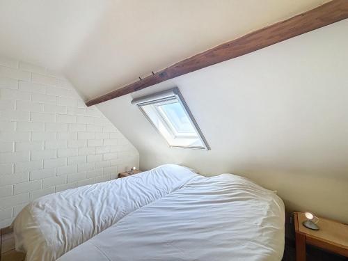 a bedroom with a bed and a window at De Eikhoeve - Alveringem in Alveringem