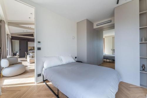 - une chambre avec un lit blanc et un salon dans l'établissement Haussman Palace Appartment, à Paris