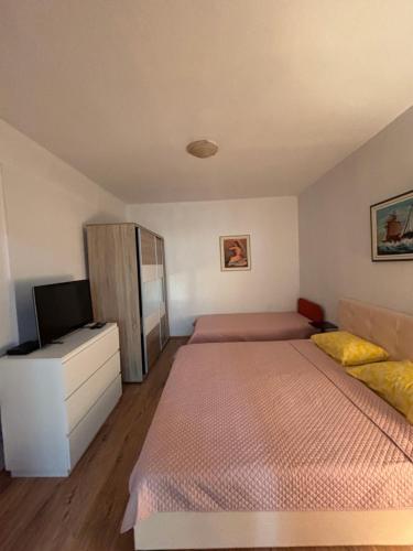 - une chambre avec 2 lits jumeaux et une télévision dans l'établissement Apartment Boevi, à Ohrid