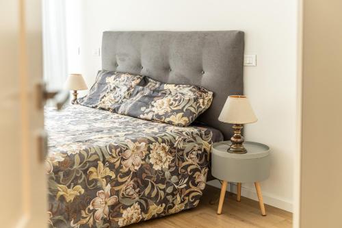 1 dormitorio con 1 cama con cabecero y 2 lámparas en valdirivo26, en Trieste