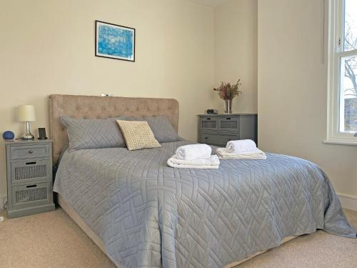 1 dormitorio con 1 cama con 2 toallas en Stunning One Bedroom Luxury Apartment en Surbiton