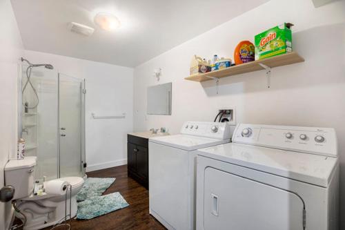 uma cozinha branca com um lavatório e uma máquina de lavar roupa em Beautiful Room 4mins from Gatineau Ottawa Airport em Gatineau