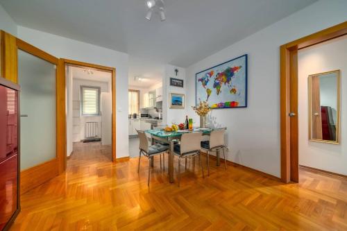Cityscape Comfort Apartment With Garage - Happy Rentals