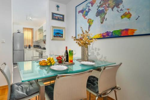 Cityscape Comfort Apartment With Garage - Happy Rentals