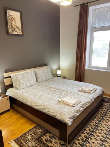 1 dormitorio con 1 cama con 2 toallas en Dara House, en Plovdiv