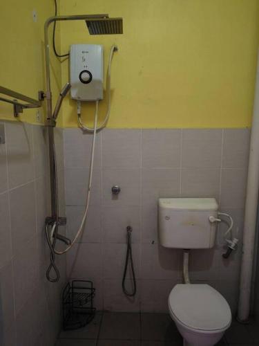 Bilik mandi di Mawar Homestay Netflix Cuckoo