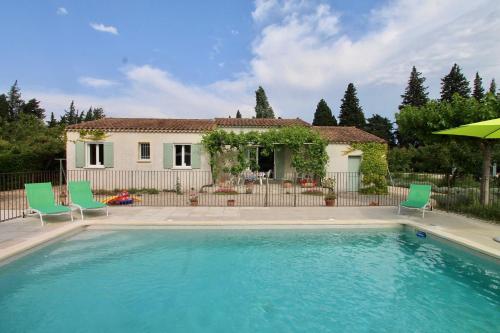 une piscine avec des chaises et une maison dans l'établissement Clos Christol B, à Graveson