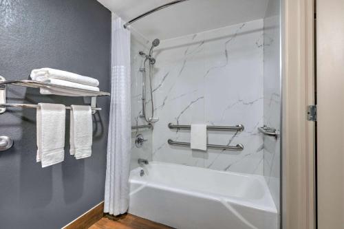 Ένα μπάνιο στο Super 8 by Wyndham Grand Prairie North