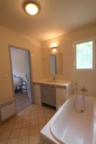 une grande salle de bain avec une baignoire et un lavabo dans l'établissement Clos Christol B, à Graveson