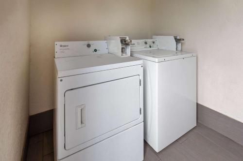 - un lave-linge et un sèche-linge blancs dans la chambre dans l'établissement Days Inn by Wyndham Douglasville-Atlanta-Fairburn Road, à Douglasville