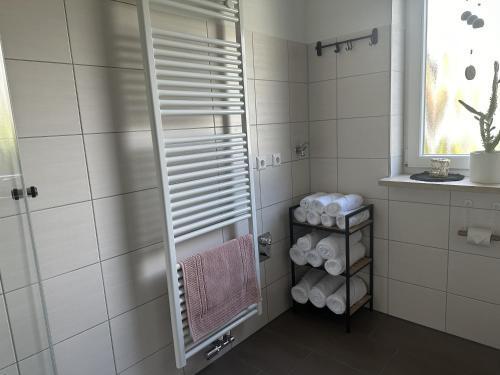 uma casa de banho com um chuveiro com toalhas e uma janela em Melanies Apartment em Burgsinn