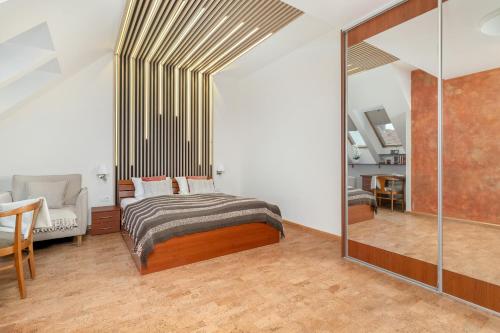 een slaapkamer met een bed en een spiegel bij Apartament nad Wartą z Parkingiem w Poznaniu by Renters in Poznań