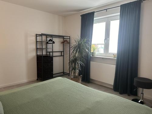 um quarto com uma cama verde e uma janela em Melanies Apartment em Burgsinn
