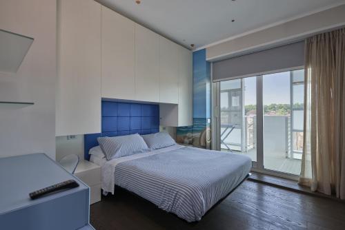 Ένα ή περισσότερα κρεβάτια σε δωμάτιο στο Luxury Apartment with Parking by Host Hero