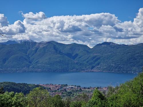 vistas a un lago con montañas en el fondo en Hotel Montegrino, en Montegrino Valtravaglia