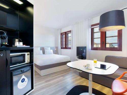 Кровать или кровати в номере Novotel Suites Perpignan Centre