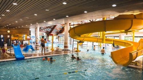 un groupe de personnes dans une piscine dans l'établissement 6 personnes, vue, domaine Alpes d'Huez Vaujany, à Vaujany