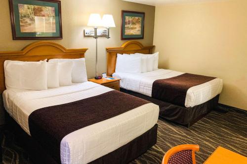 Кровать или кровати в номере Rodeway Inn & Suites