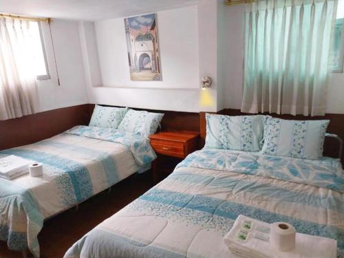 Habitación de hotel con 2 camas y ventana en ORHO AIRPORT PANAMA en Tocumen