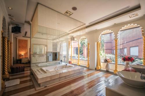 a large bathroom with a tub and a sink at Bali Motel - Zhongli in Zhongli