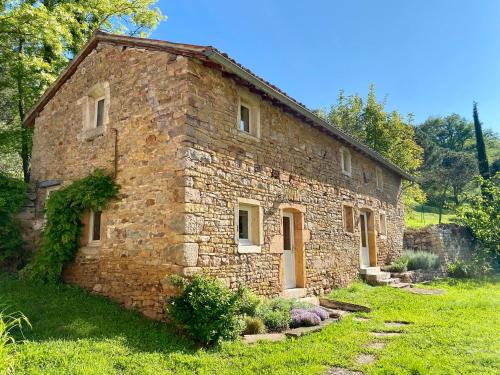 une ancienne maison en pierre dans un champ d'herbe dans l'établissement Le Petit Chaudenas - Private Pool and Woodland, à Bray