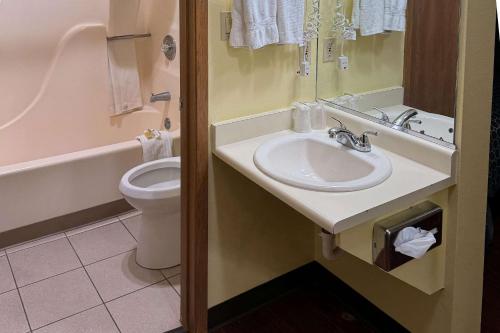 La salle de bains est pourvue d'un lavabo et de toilettes. dans l'établissement Rodeway Inn, à Moriarty
