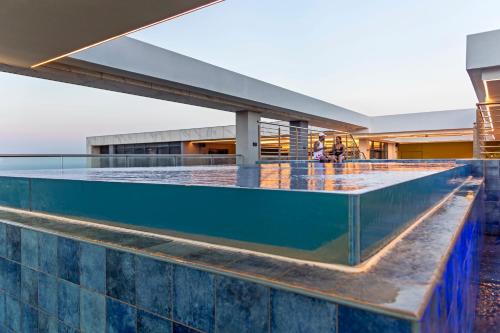 Cette chambre offre une vue sur un bâtiment doté d'un toit en carrelage bleu. dans l'établissement Coastlands Skye Hotel, Ridgeside, Umhlanga, à Durban