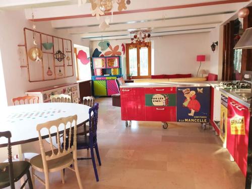 cocina con mesa de ping pong en una habitación en Moulin de Courcelles en Aubréville