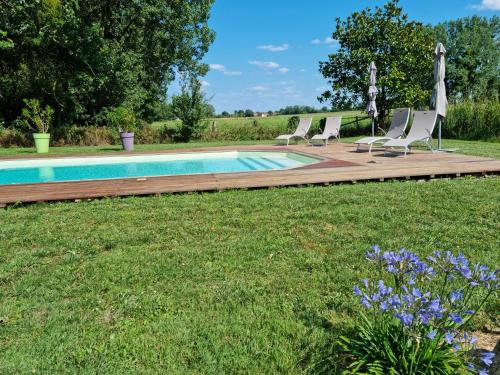 Photo de la galerie de l'établissement L'Aupinouse Chambre double ( ou triple ) Bouton d'Or avec salle d'eau privative, à La Suze-sur-Sarthe