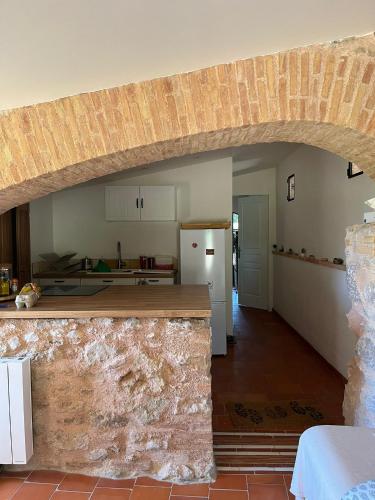 - une cuisine avec un comptoir en pierre dans une pièce dans l'établissement Cabanon provençal, à Villecroze
