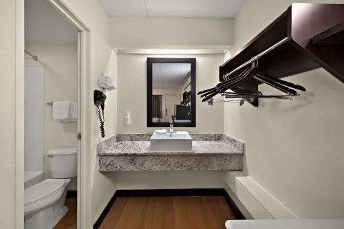 ein Bad mit einem Waschbecken und einem WC in der Unterkunft Suburban Studios Peoria in Peoria