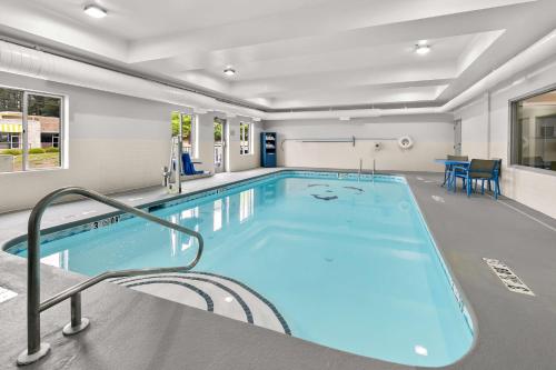 una gran piscina en una habitación de hospital en Spark by Hilton Commerce, GA, en Commerce