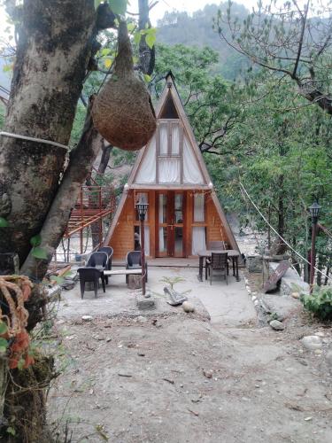 a small house in the middle of a forest at Alaknanda Kinare in Chamoli