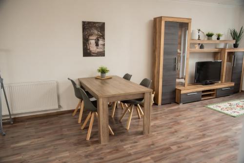 a dining room with a wooden table and chairs at geräumige Ferienwohnung mit Terrasse in Kirchberg an der Jagst