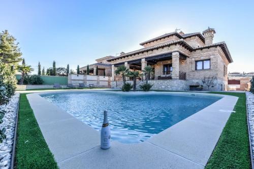 Πισίνα στο ή κοντά στο Luxe Experience Toledo * Pool * BBQ * Billar