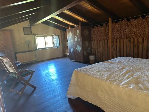 een slaapkamer met een bed en een stoel in een kamer bij Loft gabella mare in Crotone