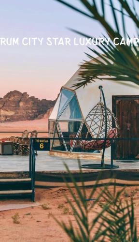 Rum city Star LUXURY Camp في وادي رم: خيمة جلوس على طاولة في الصحراء