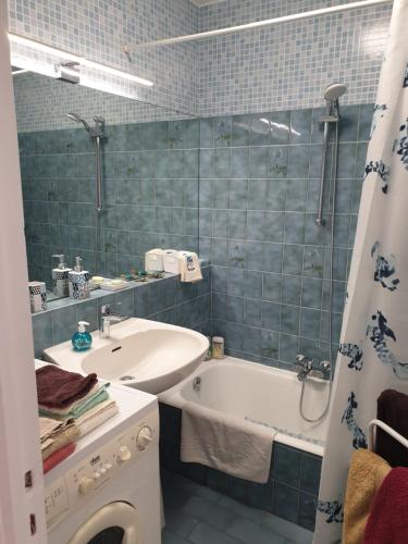 une salle de bain avec une baignoire, un lavabo et une douche dans l'établissement breguières, à Antibes