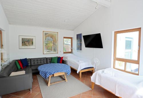 un soggiorno con divano e TV di Relaxing 140m2 Holiday Home South of Munich - 25 Min to Center - Fully Equipped a Baierbrunn