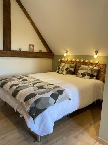 ein Schlafzimmer mit einem großen Bett in einem Zimmer in der Unterkunft La villa du fresneaux in Aunou-sur-Orne