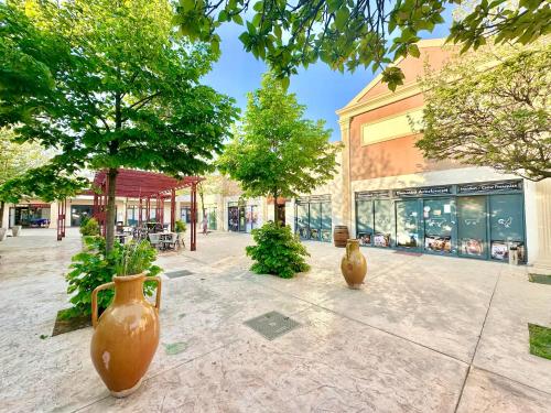 Gallery image of Double Studio B005 StayInn by Cosmopolis Garden and Pool in Creţuleasca