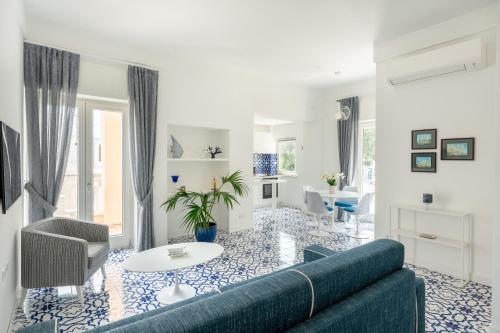 Casa Levante Luxury Apartments Capri في كابري: غرفة معيشة مع أريكة وطاولة