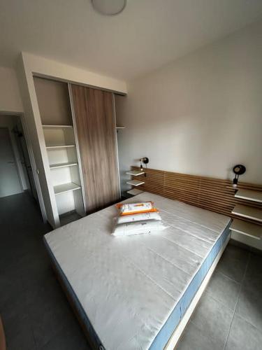 Cette chambre comprend un grand lit. dans l'établissement Le Saint Quentin, à Juvignac
