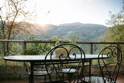 stół i krzesła na balkonie z widokiem w obiekcie El Ablanu Senda del Oso w mieście Proaza