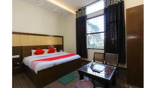 A bed or beds in a room at Hotel Bhavani Palampur