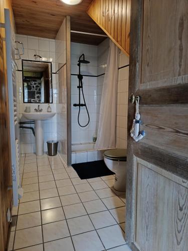 une salle de bain avec toilettes et lavabo dans l'établissement Maison/Vacances/Montagne, à Fontanges